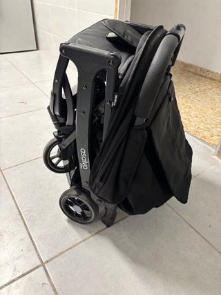 Carro de paseo negro plegable para avión y viaje.