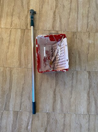 Palo extensible y cubo para pintar