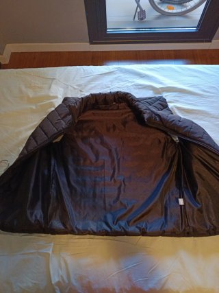 Chaleco negro básico sin capucha