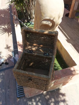Cesta mimbre esparto mantas leña