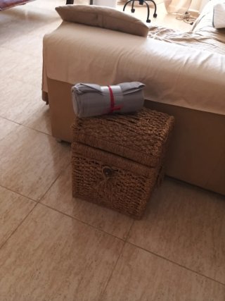 Cesta mimbre esparto mantas leña