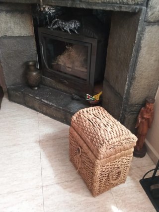 Cesta mimbre esparto mantas leña