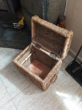 Cesta mimbre esparto mantas leña