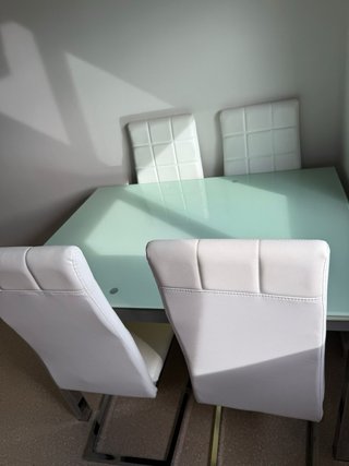 Mesa Comedor Cristal y 4 Sillas Blancas