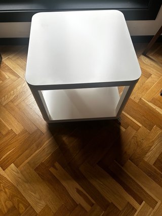 Mesa auxiliar TINGBY IKEA con ruedas