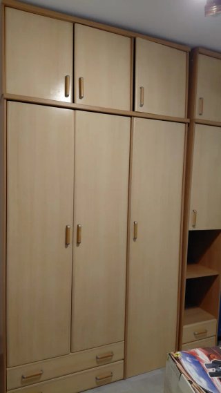 Armario de madera beige