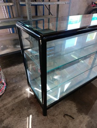 Vitrina de tienda cristal y metal