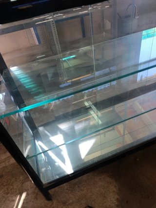 Vitrina de tienda cristal y metal