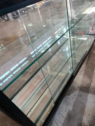 Vitrina de tienda cristal y metal