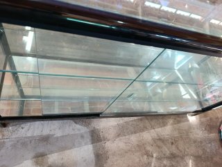 Vitrina de tienda cristal y metal