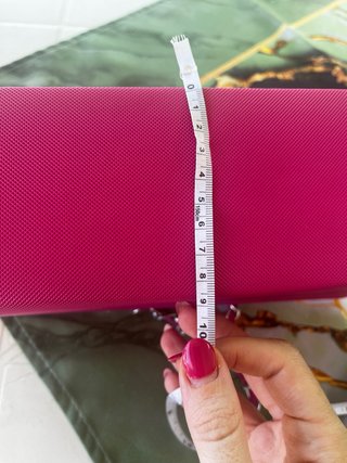 Pochette fucsia rigida con tracolla a catena