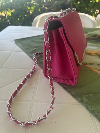Pochette fucsia rigida con tracolla a catena