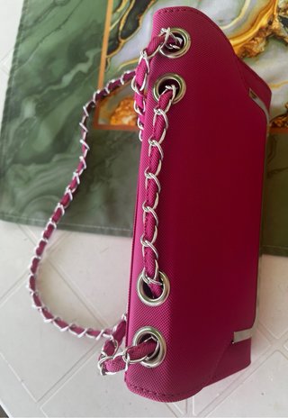 Pochette fucsia rigida con tracolla a catena