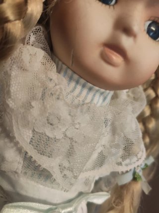 Muñeca de porcelana vintage