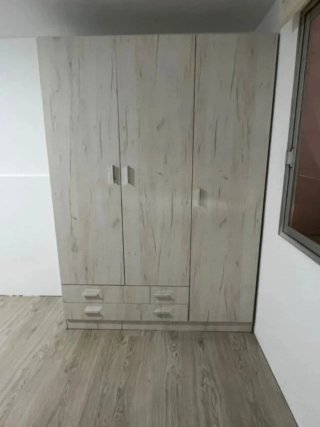 Armario de madera color amarillo