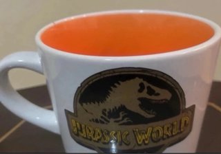 Taza Jurassic World Popeyes Cerámica