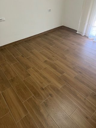 Suelo porcelánico imitación madera Nogal