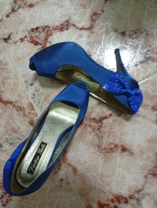 Zapatos de tacón Vertize Gala azules y dorados