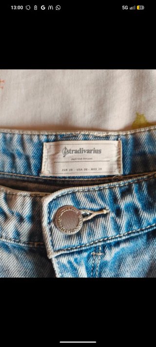 Pantalón vaquero corto estilo desgastado
