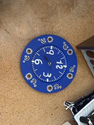 Reloj infantil azul con estrellas y lunas