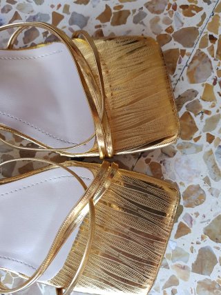 Sandalias de tacón alto doradas