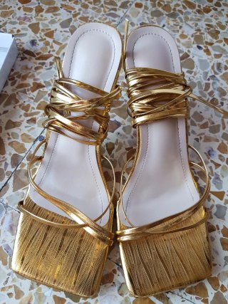 Sandalias de tacón alto doradas