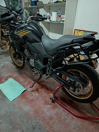 Suzuki V-Strom 650 XT Negra y Dorada