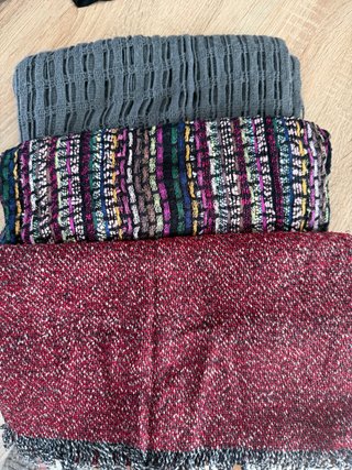 3 bufandas (gris, multicolor, roja)