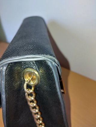 Borsa nera rigida con chiusura dorata