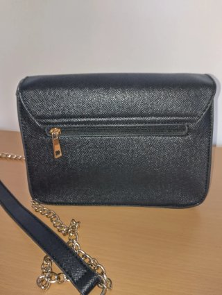 Borsa nera rigida con chiusura dorata