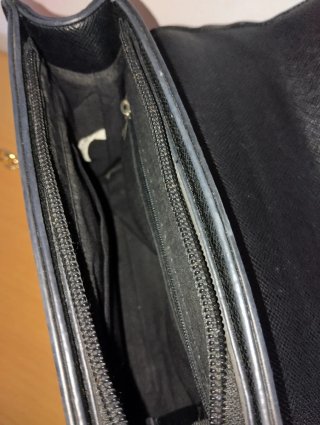 Borsa nera rigida con chiusura dorata