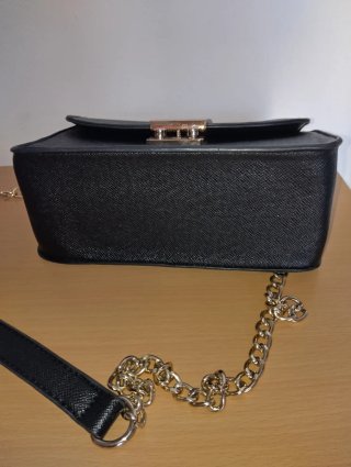 Borsa nera rigida con chiusura dorata