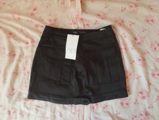 Falda corta negra bolsillos