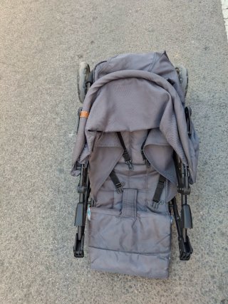 Carrito de bebé gris