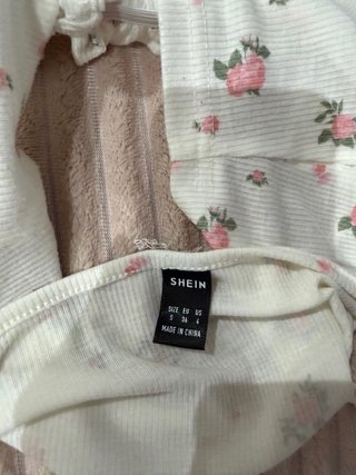 Top floral blanco con lazada