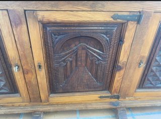 Mueble antiguo de madera tallada