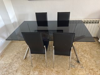 Mesa comedor negra y plateada con 4 sillas