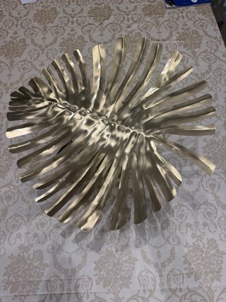 Aplique de pared dorado en forma de hoja de palma