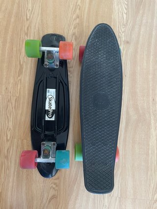 Skate infantil negro con ruedas de colores