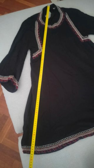 Vestido negro con abalorios