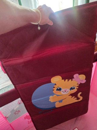 Cuna de viaje plegable rosa con dos alturas.