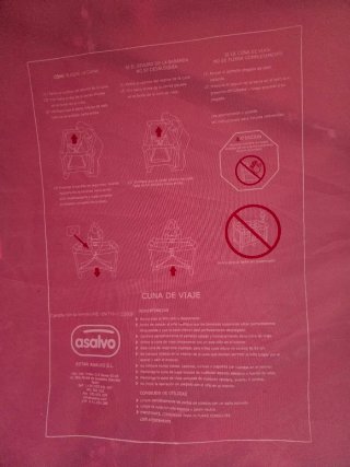 Cuna de viaje plegable rosa con dos alturas.