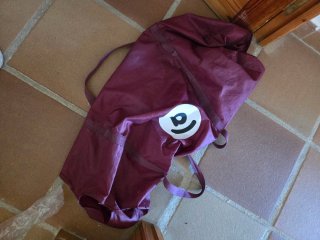 Cuna de viaje plegable rosa con dos alturas.