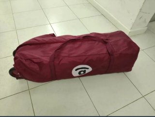 Cuna de viaje plegable rosa con dos alturas.