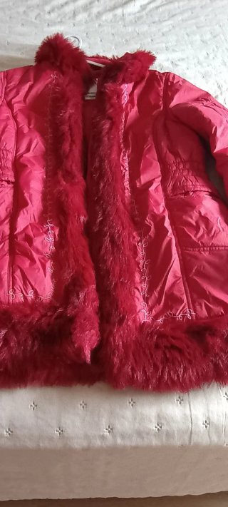 Abrigo rojo con pelo