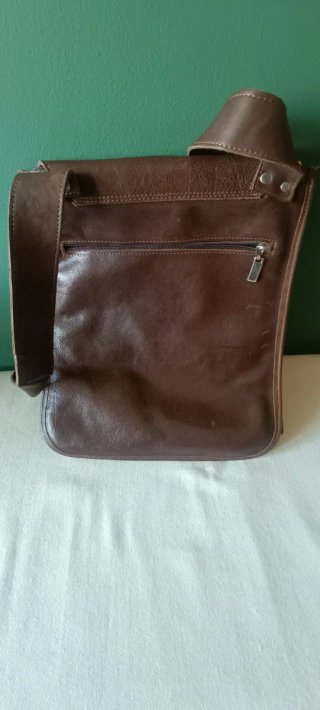 Bandolera de cuero artesanal para hombre.