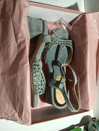 Sandalias con tacón y con tachuelas