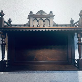 Estantería de madera oscura