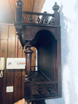 Estantería de madera oscura
