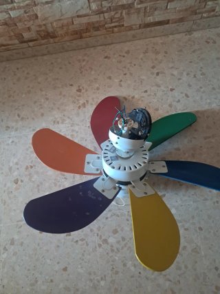 Ventilador de techo blanco y amarillo
